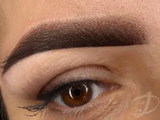 Trucco permanente sopracciglia sfumate — foto 4 di 18