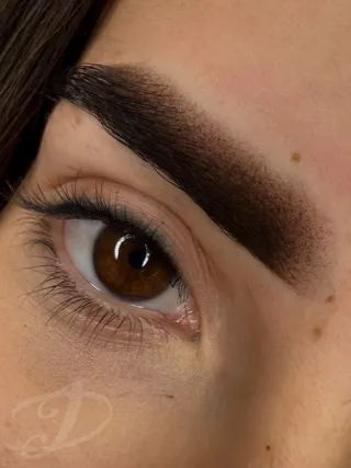Trucco permanente sopracciglia sfumate — foto 7 di 18