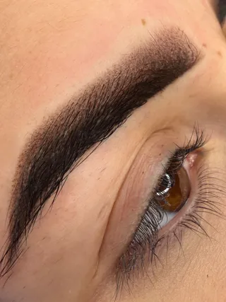 Trucco permanente sopracciglia sfumate — foto 8 di 18