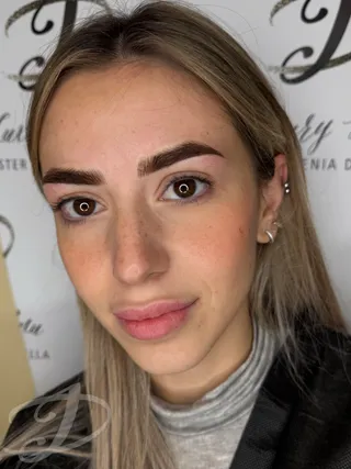Trucco permanente sopracciglia realistiche — foto 2 di 4
